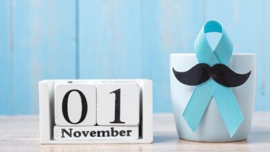 μπλε κούπα καφέ κορδέλα μαύρο μουστάκι και ημερολόγιο νοεμβρίου πρωί