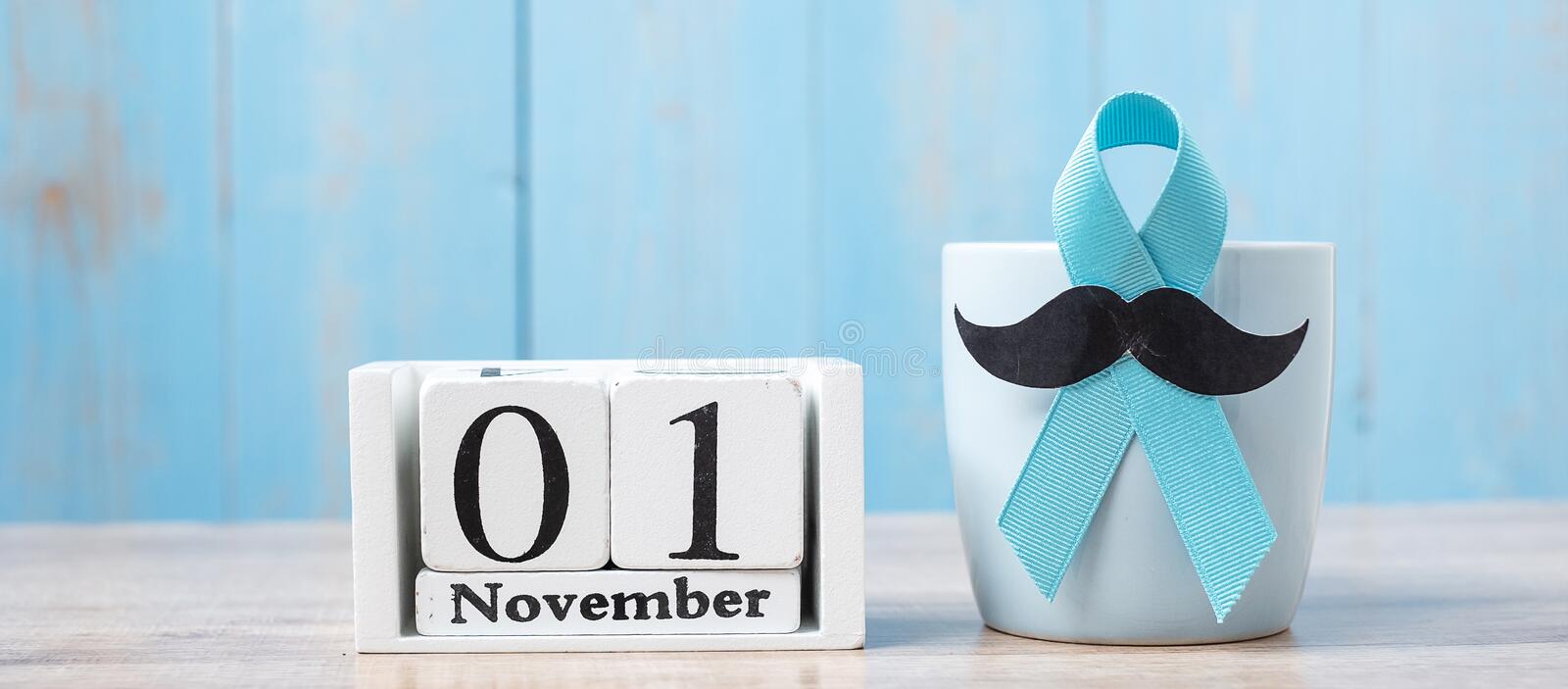 μπλε-κούπα-καφέ-κορδέλα-μαύρο-μουστάκι-και-ημερολόγιο-νοεμβρίου-πρωί-159486489