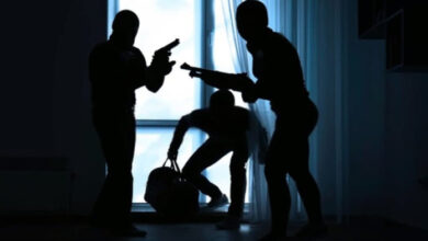 Poia spitia protimoun oi kleftes stin diariksi 696x398