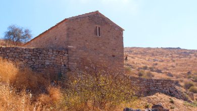 Nafplio enstaseis gia dimotika teli se agrotika ktismata kai stablous